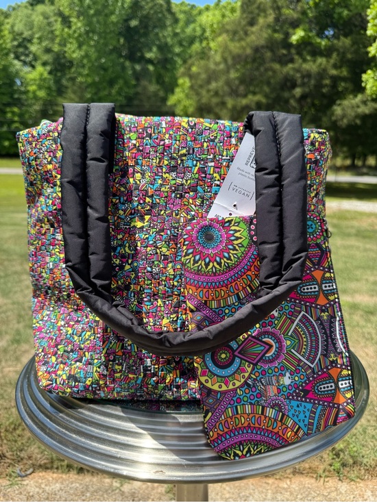 Sakroots Handbags - Sakroots Black-Handled Multicolor Patterned Tote with Matching Pouch